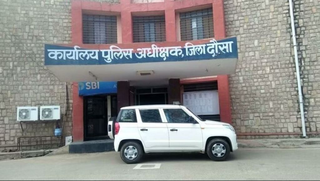 पुलिस वालों ने ही कार सवार के डेढ़ लाख निकाले!, ASI समेत चार पुलिसकर्मी गिरफ्तार, जानें क्या है मामला