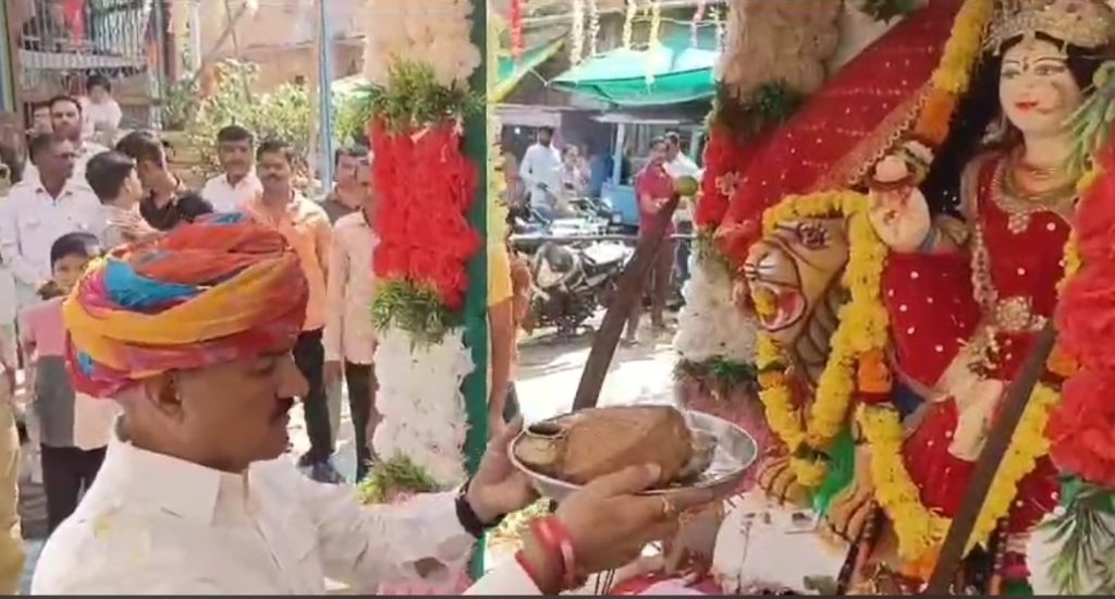 समाजसेवी राय सिंह मोजावत ने शोभायात्रा में शामिल होकर लिया कुल देवी का आशीर्वाद