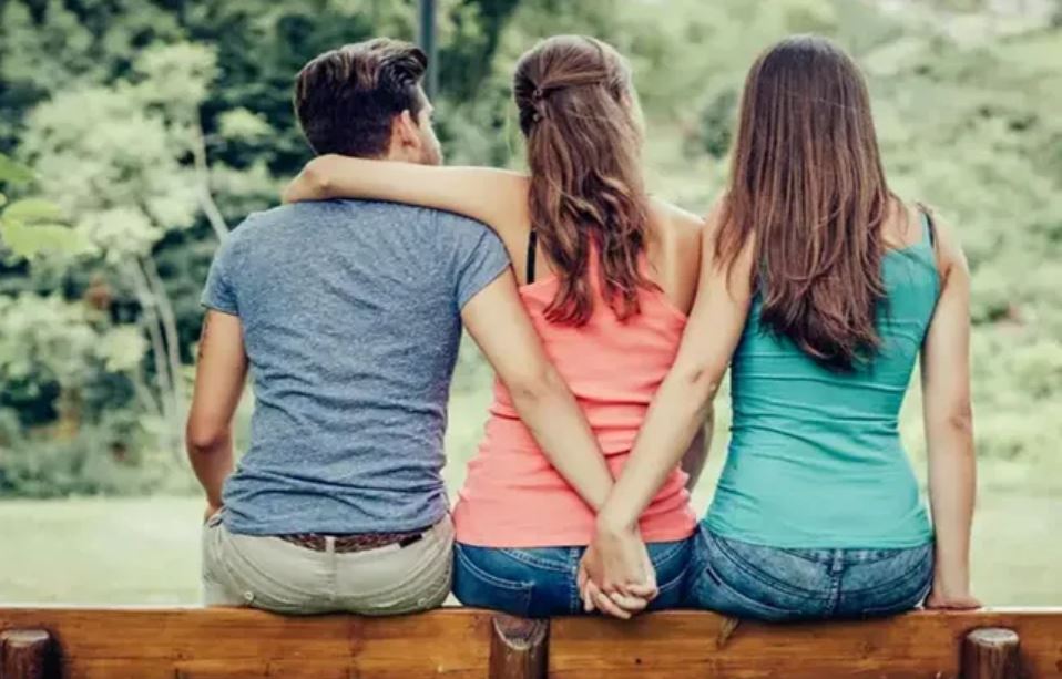 एक शख्स की दो पत्नियां अपने हक के लिए सरेआम एक दूसरे भिड़ गईं, मारे थप्पड़, नोंचे बाल और चलाया चाकू