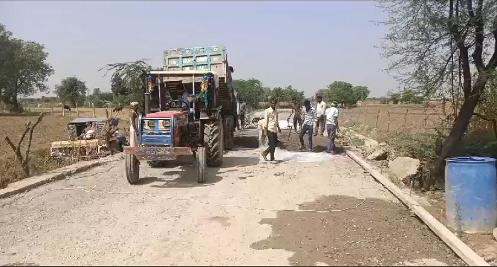 PWD अधिकारियों की मेहरबानी से सड़क का घटिया निर्माण, शिकायत के बाद भी अधिकारी नहीं दे रह ध्यान