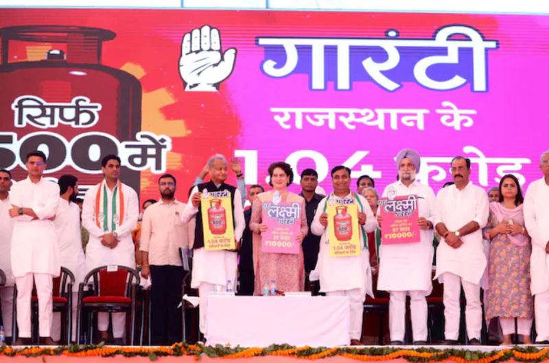 Cylinder for Rs 500, Rs 10 thousand per year for women, Gehlot gave guarantee in the presence of Priyanka Gandhi