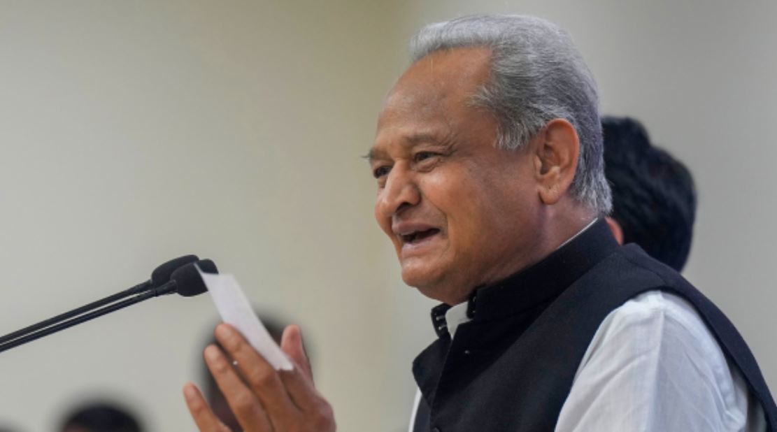 Rajasthan Election - सीएम गहलोत ने दी 7 गारंटियां, 500 रुपये में सिलेंडर, 15 लाख का बिमा....
