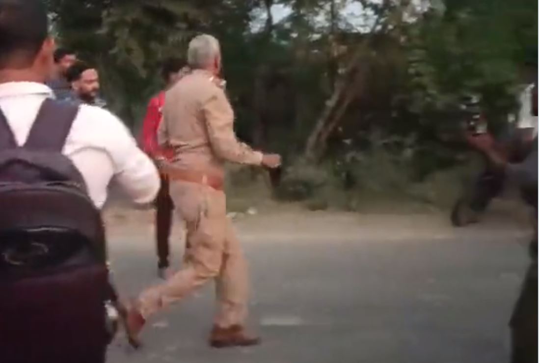 छात्र को टक्कर मारने के बाद 5 किमी तक घसीटती चली गयी रोडवेज, ग्रामीणों ने दरोगा को पिटा