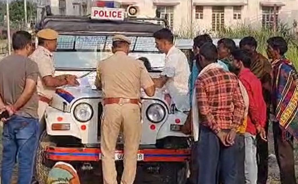 ट्रॉली के पीछे से टकराई बाइक, 3 भाइयों की मौत, ट्रैक्टर के आगे अचानक गाय आने से हुआ हादसा