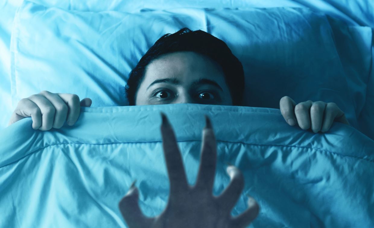 सोते समय सीने पर बैठ जाता है भूत? जाने क्या है समस्या