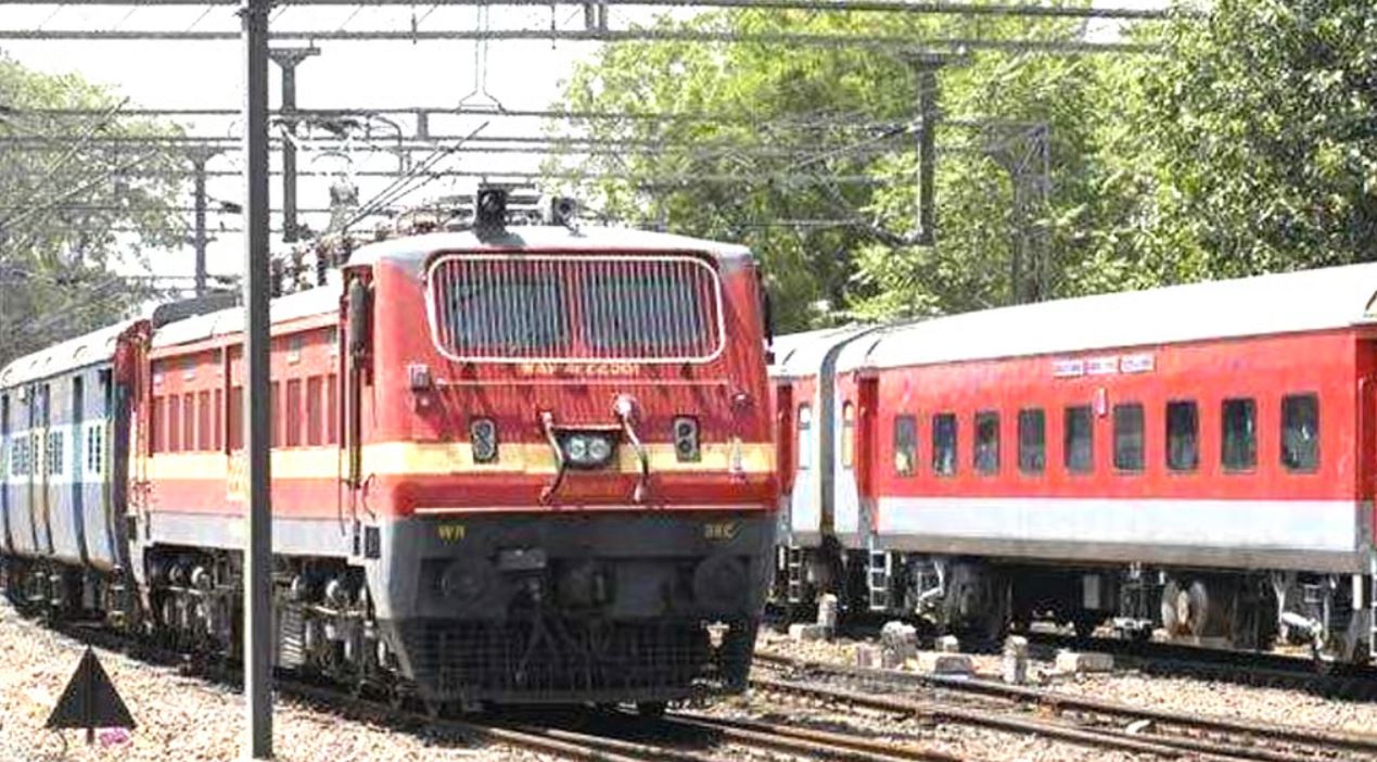 अगर ट्रेन पर गिर जाये बिजली तो पैसेंजर्स का क्या होगा हाल?