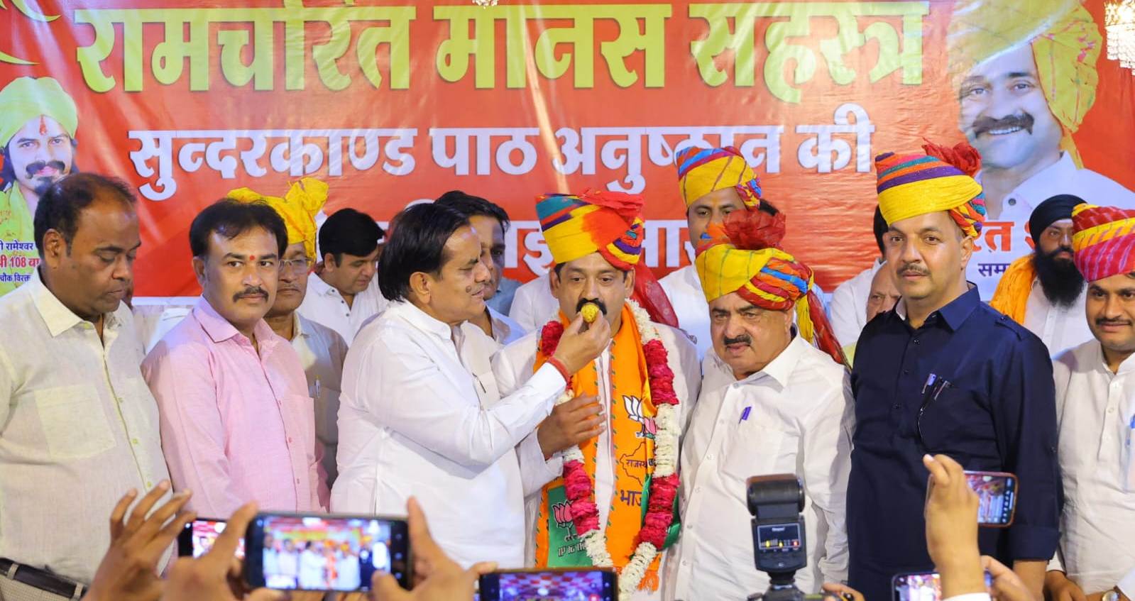 Congress leader Bharat Sharma joined BJP, MP Jaunpuriya, MLA Dogra welcomed him by donning a scarf