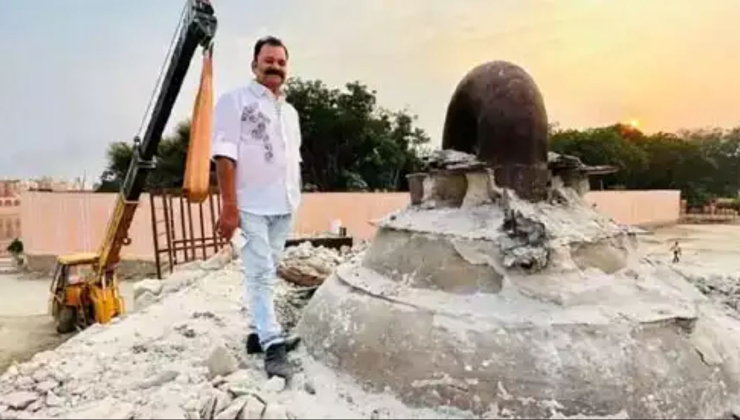 Major accident on Chambal river front, engineer and laborer died while opening the world's largest bell, ADM will investigate