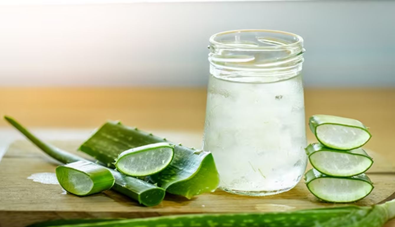 Aloevera से घर पर बनाये एंटी-एक्ने स्प्रे, चकने लगेगी स्किन