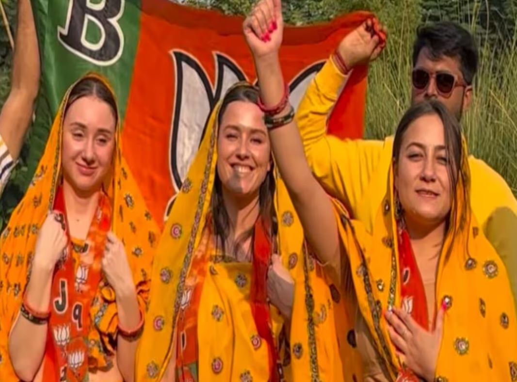 This is how Russian girls campaigned in Rajasthan! For whom are they asking for votes, see- Video