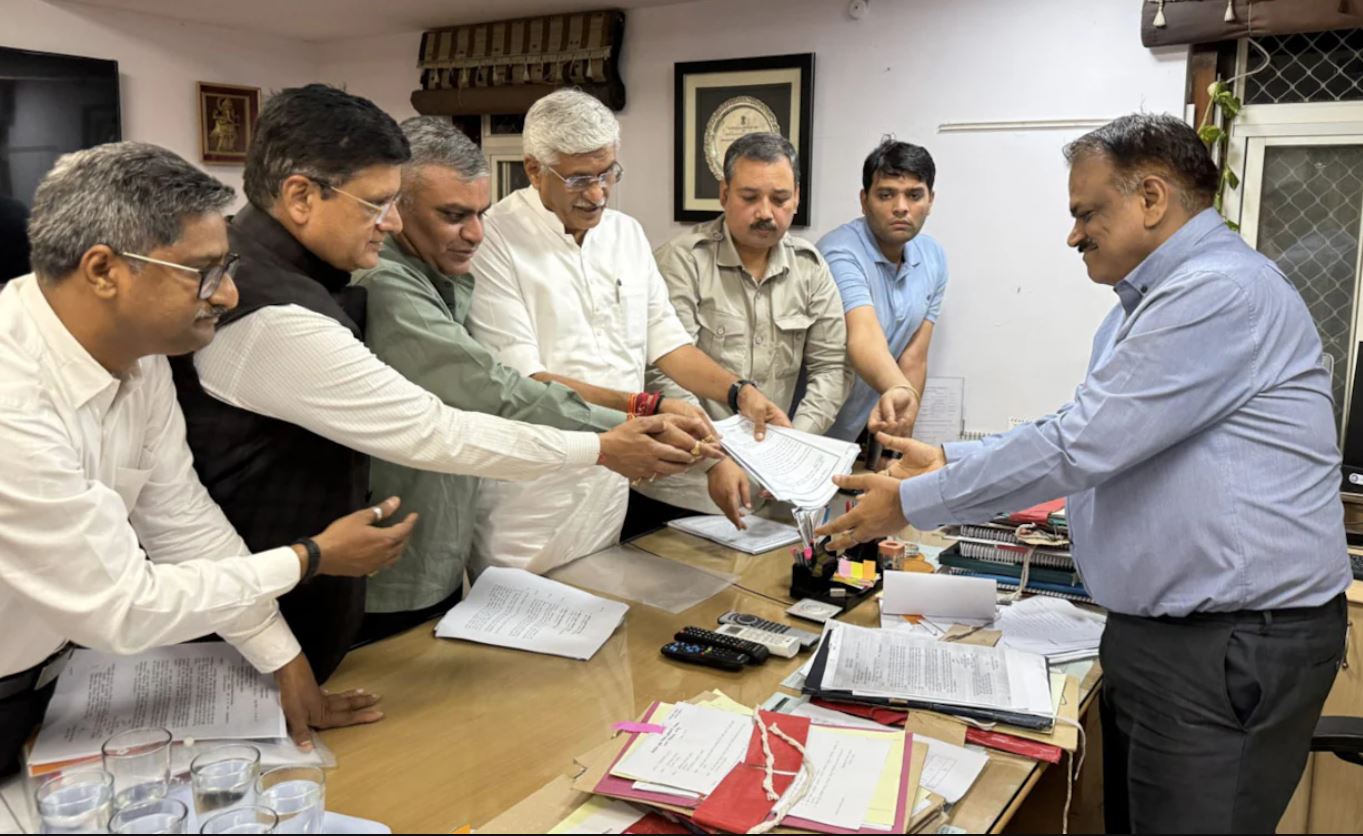 CM गहलोत का नामांकन हो सकता है रद्द! शिकायत करने चुनाव आयोग पहुंचे केंद्रीय मंत्री शेखावत