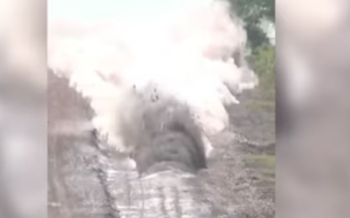 The ground was seen bursting with an explosion, people asked what is this, watch the video