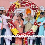 Vasundhara Raje on stage with Modi, son Dushyant honored PM by wearing turban