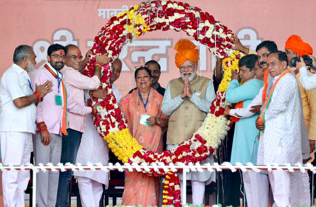 Vasundhara Raje on stage with Modi, son Dushyant honored PM by wearing turban