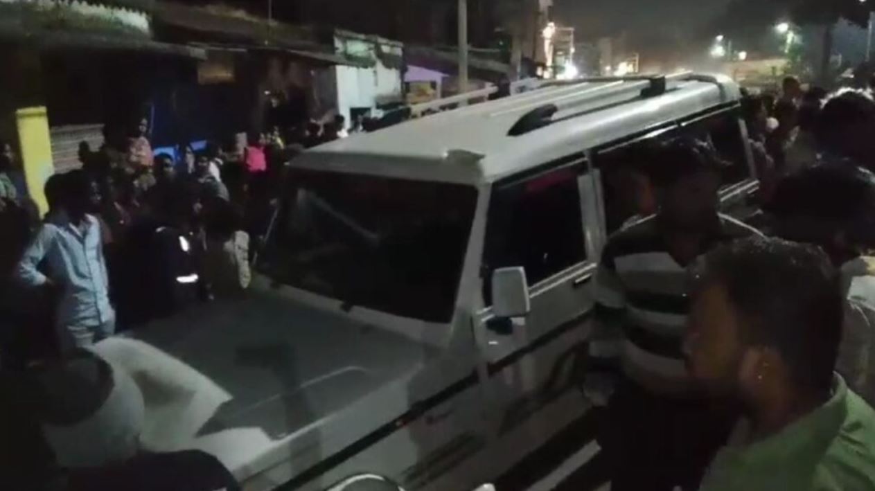 पुलिस की गाड़ी ने चार लोगो को रौंदा, 2 कि मौत-2 घायल