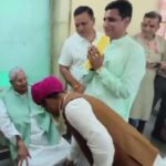 Unique scene of politics caught on camera, BJP candidate took blessings from independent candidate