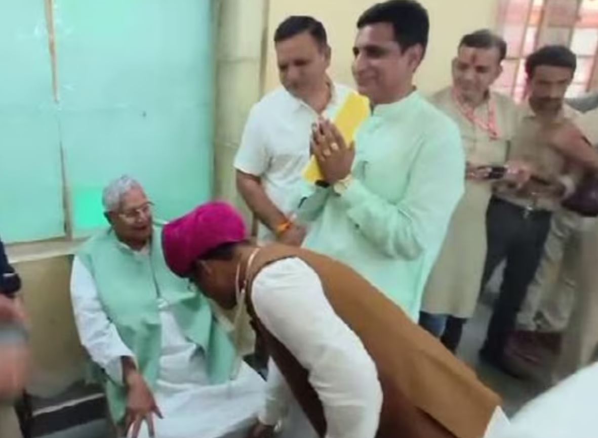 Unique scene of politics caught on camera, BJP candidate took blessings from independent candidate