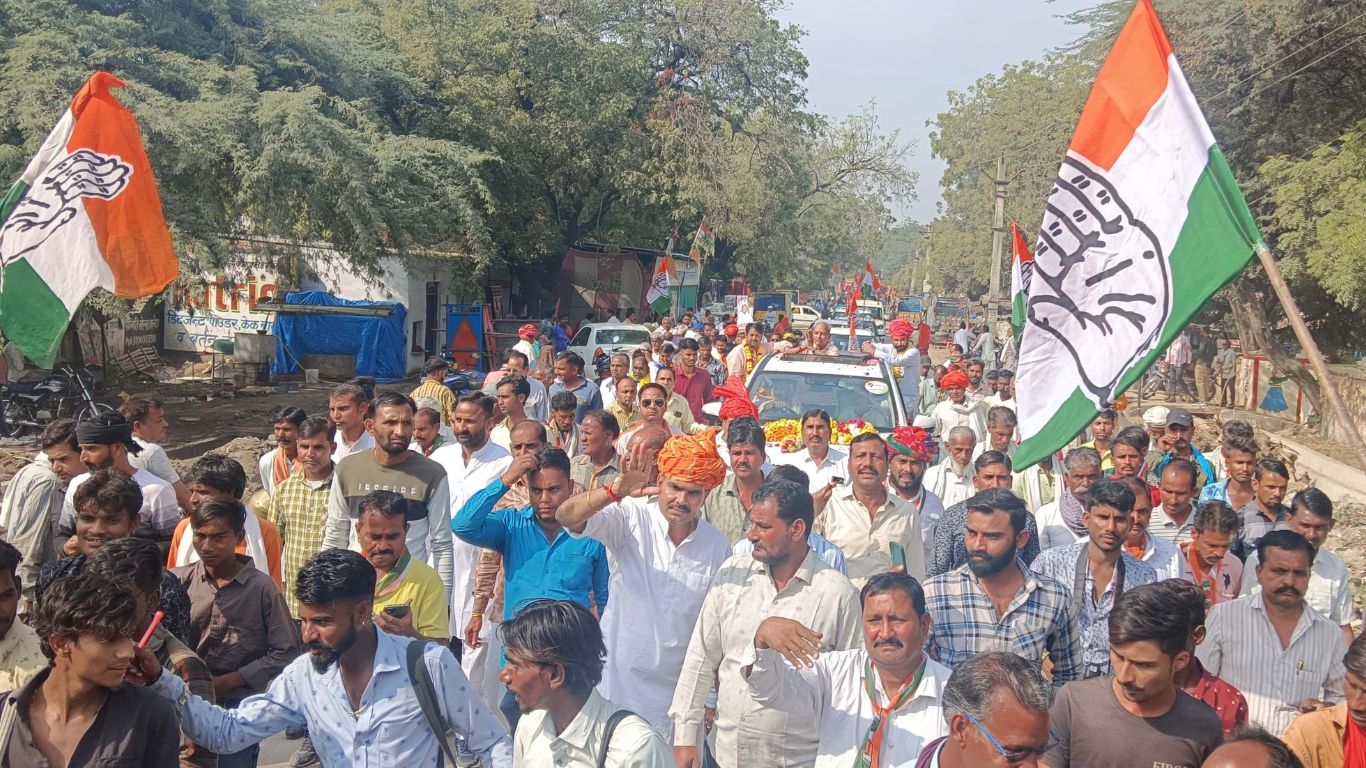 Congress candidate Harimohan Sharma did a road show in Taleda, sought votes in the name of development.
