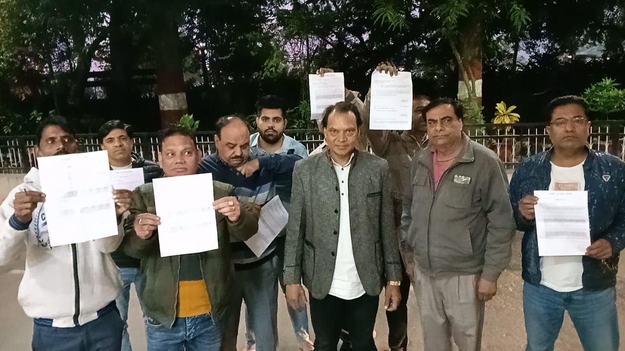 Wholesale Trade Federation Division President Pankaj Bagri got back 11 shops of traders from UIT.