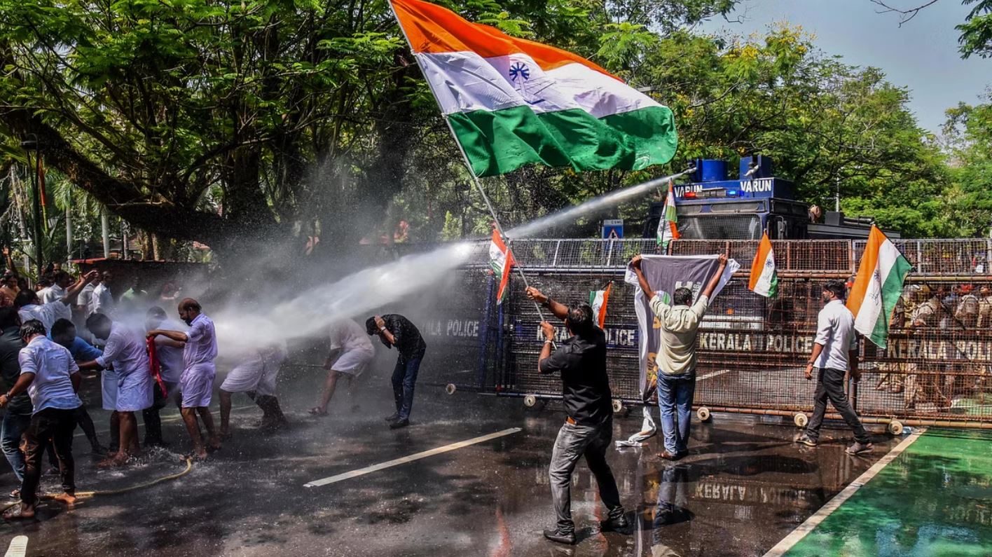 Police opened water cannons on Congress march in Kerala, many leaders admitted to hospital, protesters accused of stone pelting