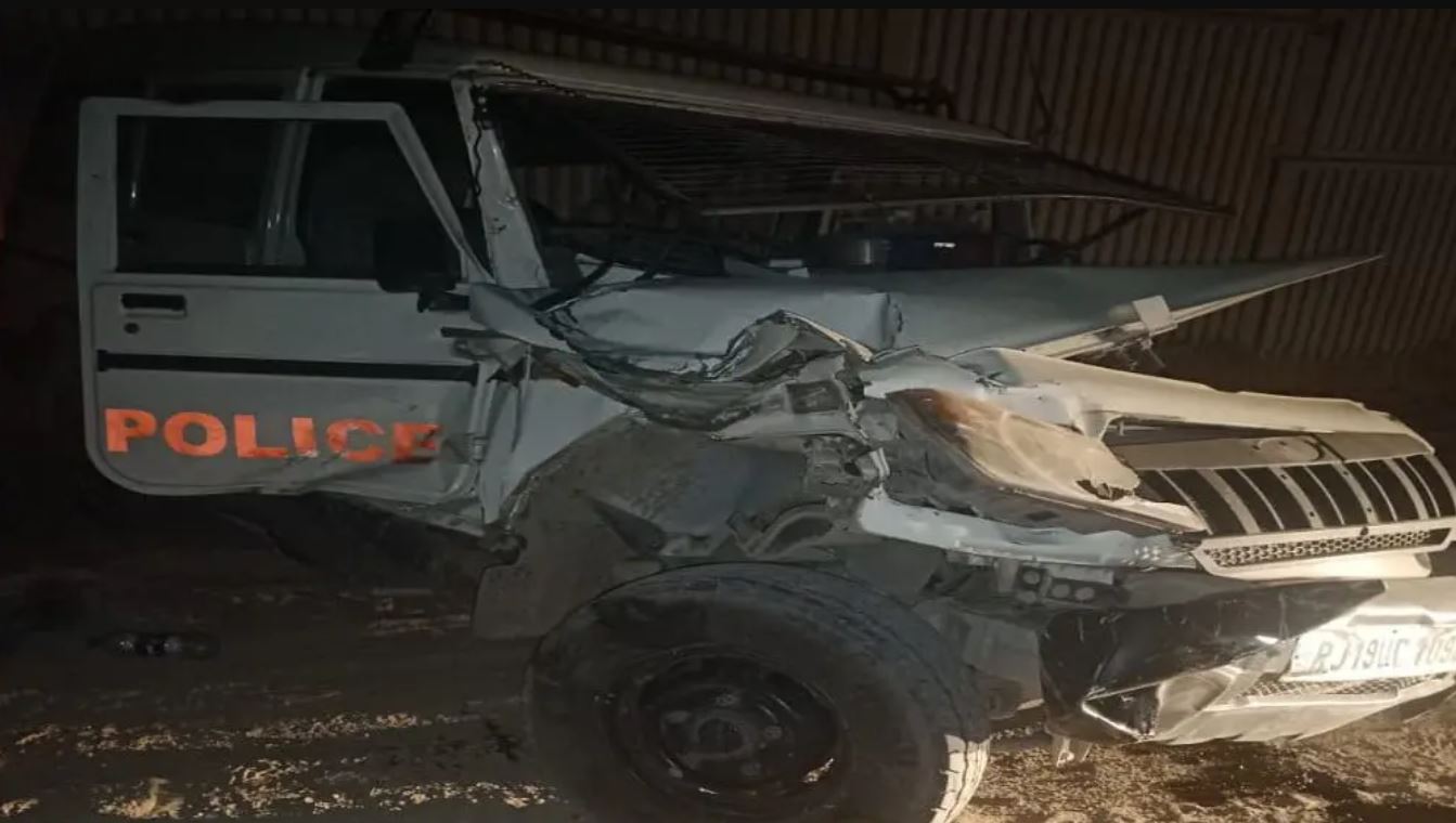 Fearless gravel mafia loaded dumper full of illegal gravel on police Bolero