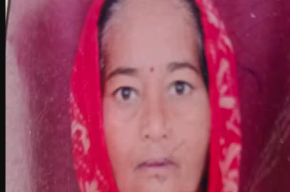 When there was a delay in getting tea, the husband killed his wife with a sword.