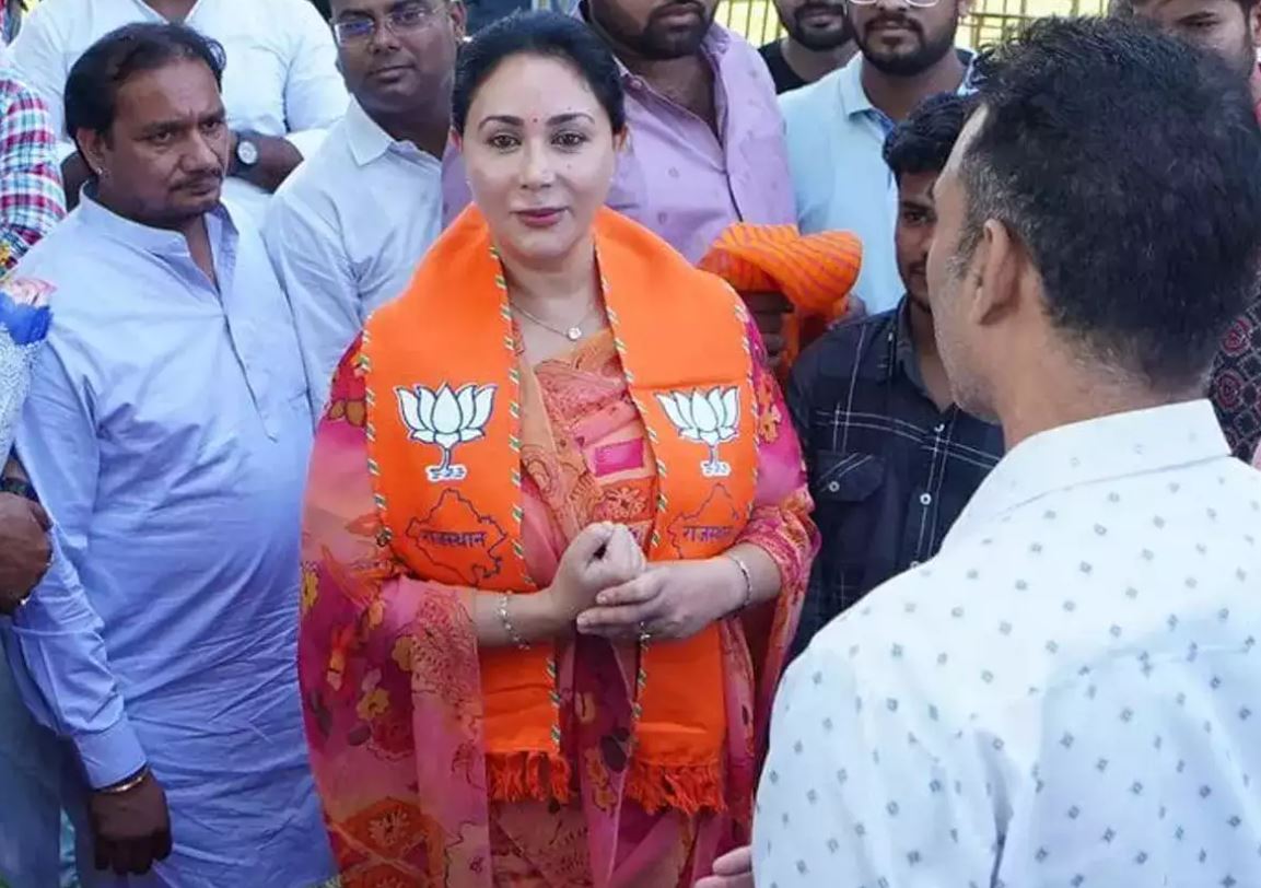 थाने पहुंची विधायक दीया कुमारी, पुलिस अधिकारी से कहा - अशोक गहलोत ने लगाया है...हटेंगे आप यहां से; जाने पूरा मामला
