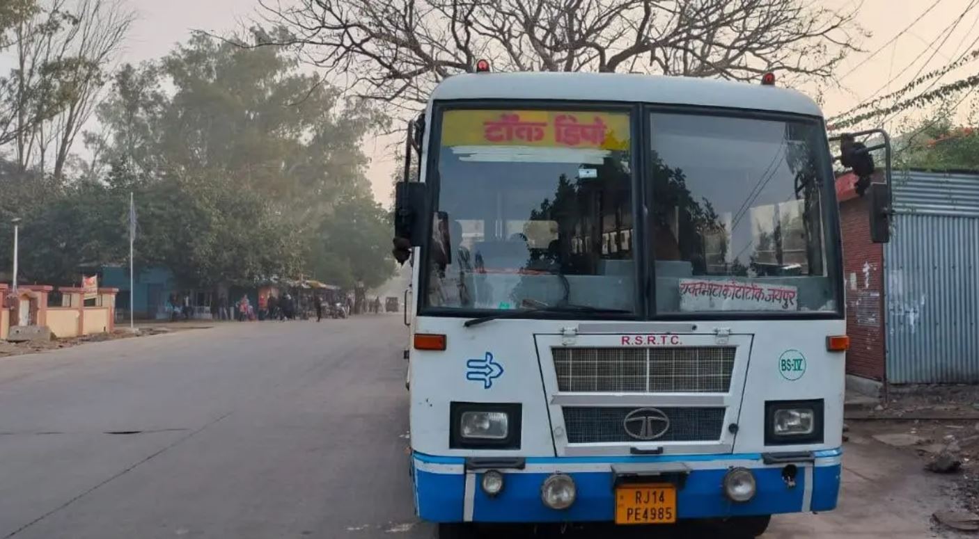 Driver died of heart attack while driving roadways bus, operator averted a major accident by applying brakes, 15 passengers were on board