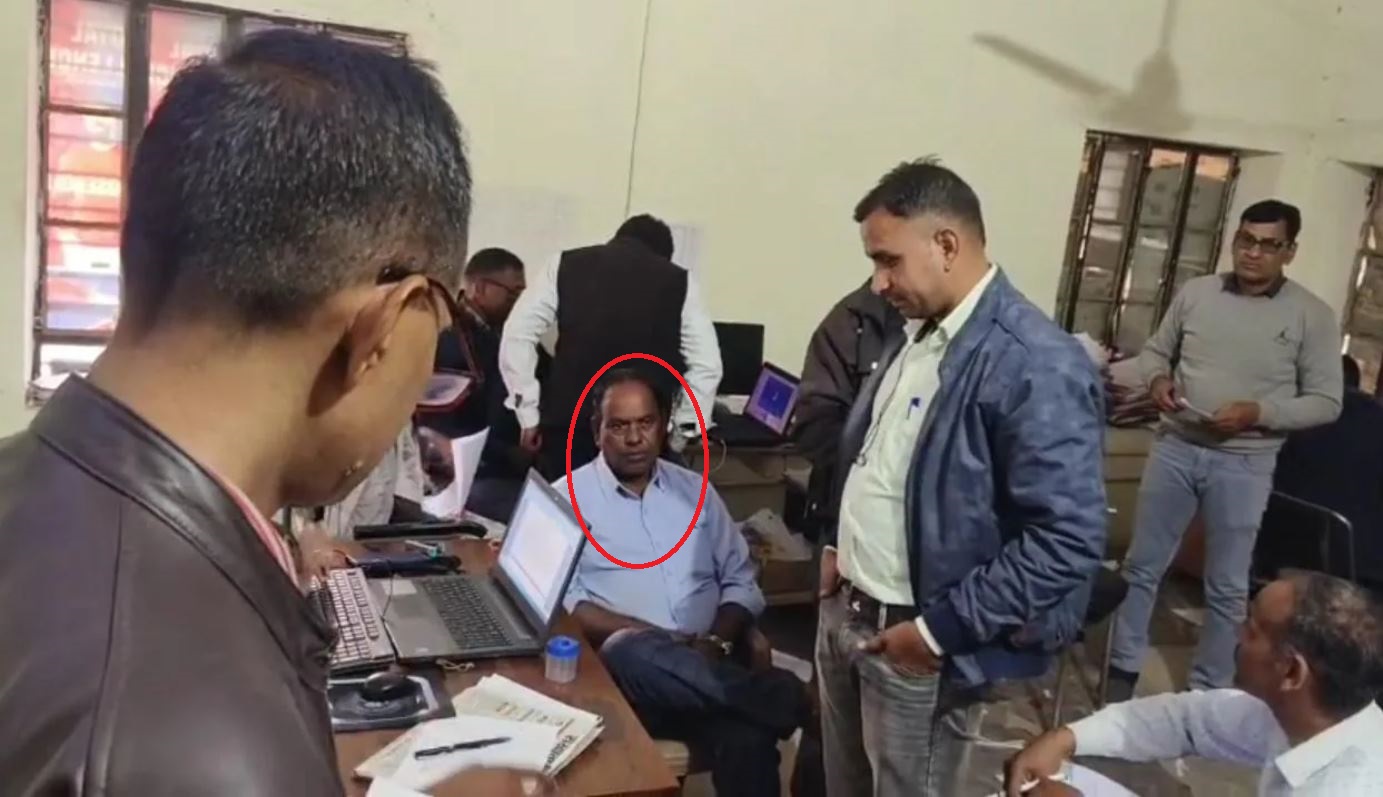 ASI of Fatehpur Sadar police station caught red handed by ACB while taking bribe of Rs 50 thousand