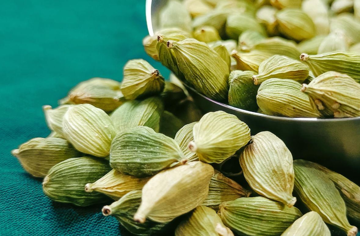 Cardamom not only improves the taste of food but also improves health, know its benefits.