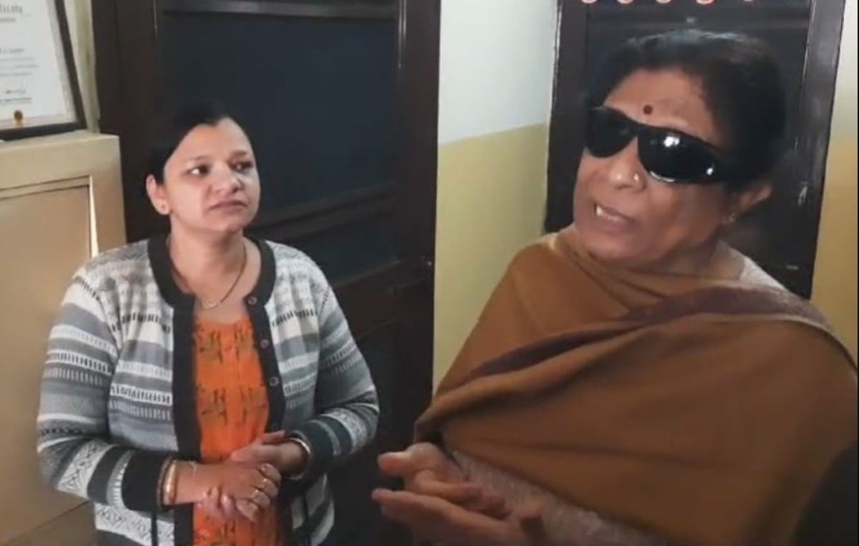 Doctor's family saved from robbery, mother-in-law and daughter-in-law snatched the gun, then the criminal escaped