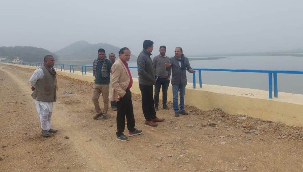 SDM and Superintendent Engineer of Water Resources Department arrived to investigate the crack in the wall of Gothra Dam.