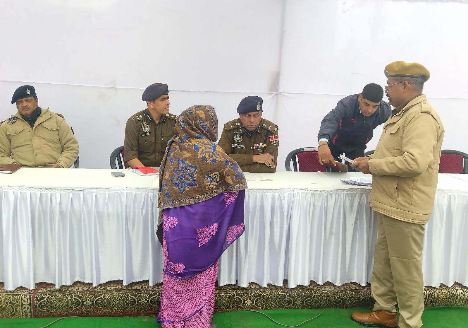 Woman reached public hearing, said- CI-ASI captured the land, police officers were stunned