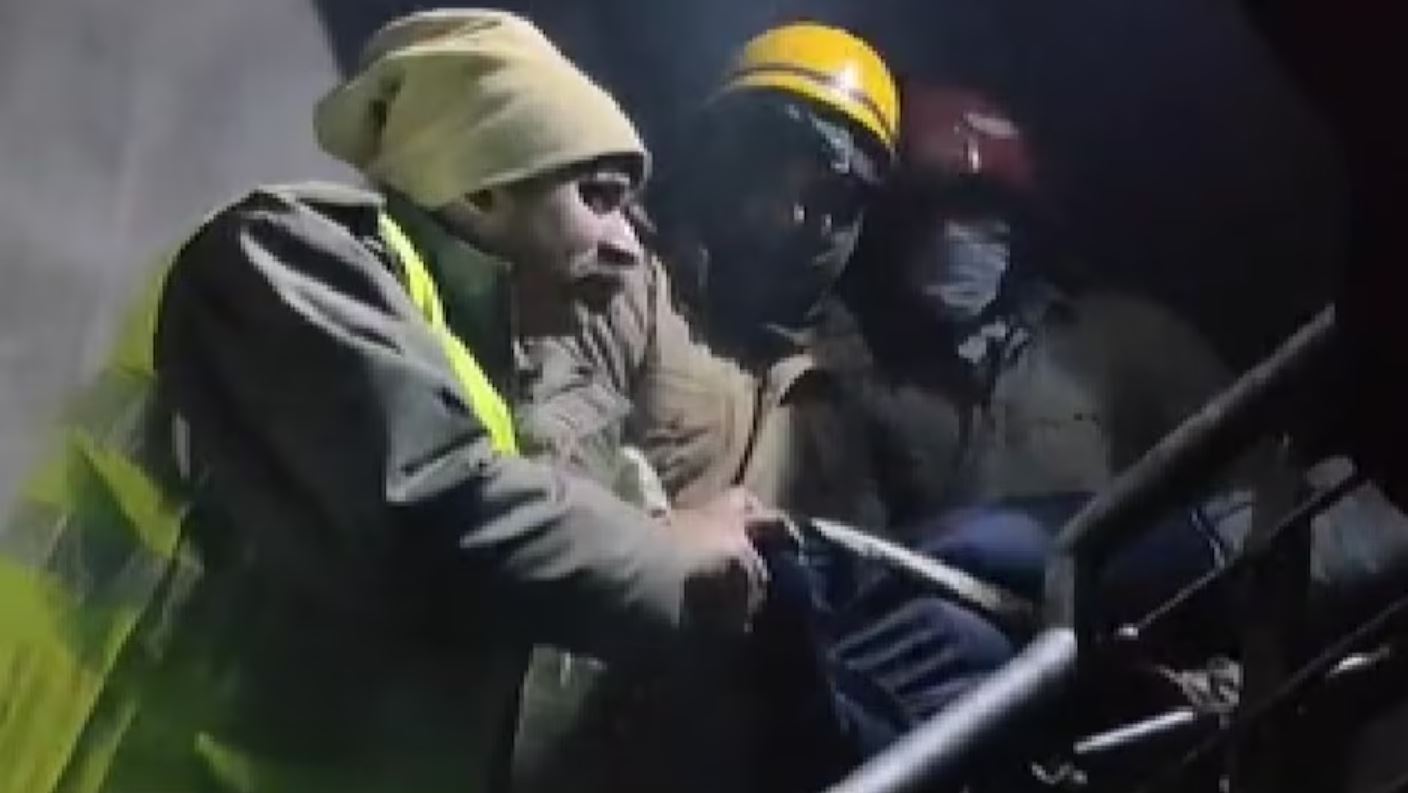 A massive fire broke out in a 4-storey building in Pitampura, Delhi, 5 people burnt alive, 2 seriously.