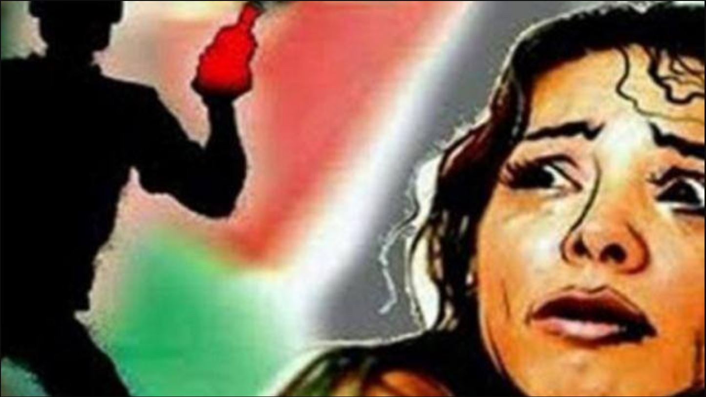Masked miscreants stopped the woman and poured acid on her, the attackers ran away as she screamed