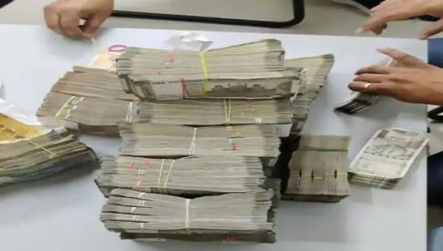 Four arrested including two Deputy Chief Controllers of PESO in bribery case of Rs 10 lakh, Rs 1.19 crore found from broker's residence