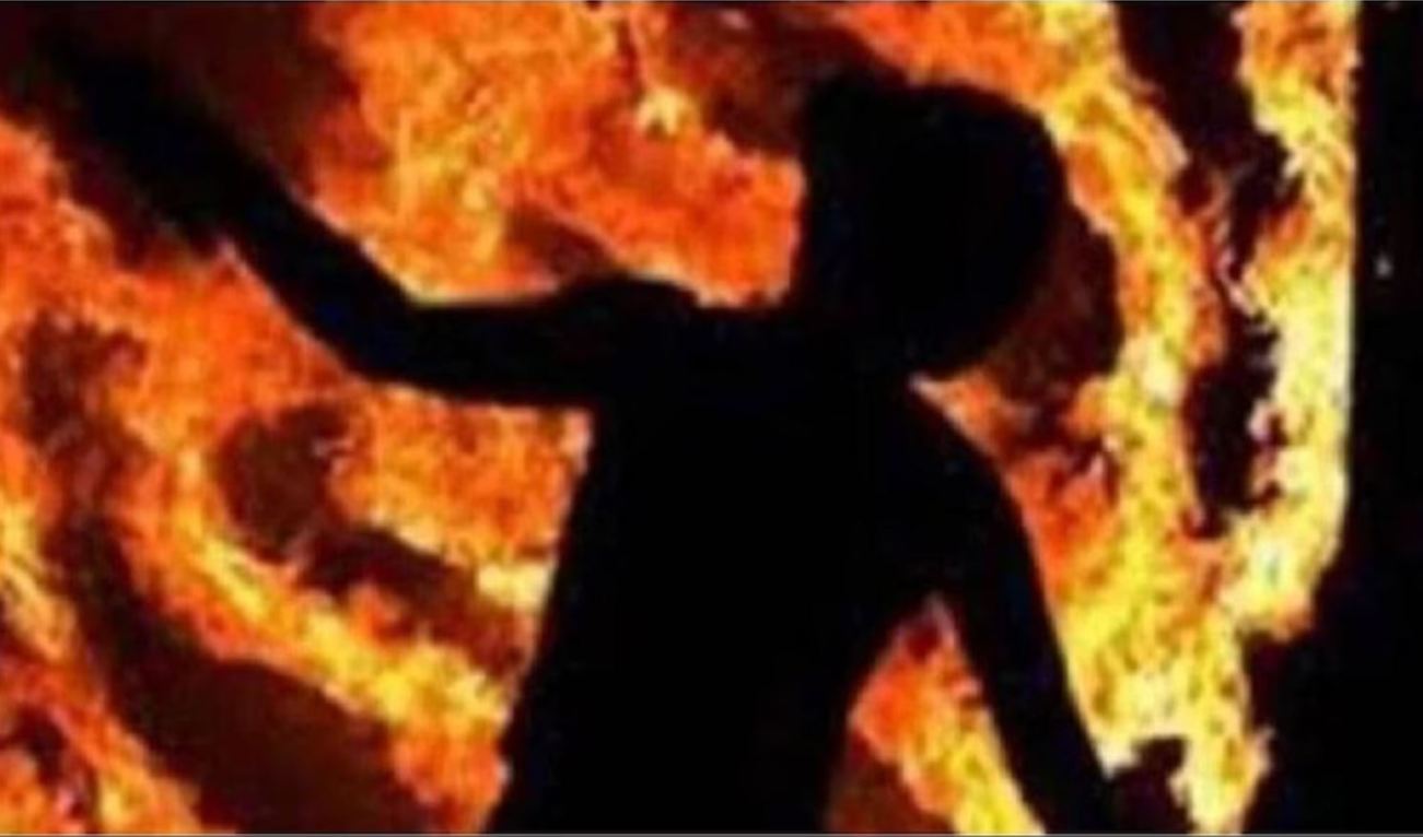 When the young man expressed his desire for marriage, she broke up with him, the girl set herself on fire outside her boyfriend's office