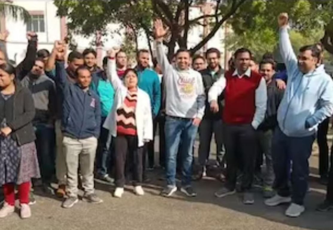 Resident doctors of Kota are on indefinite strike, medical arrangements in the hospital started getting affected.