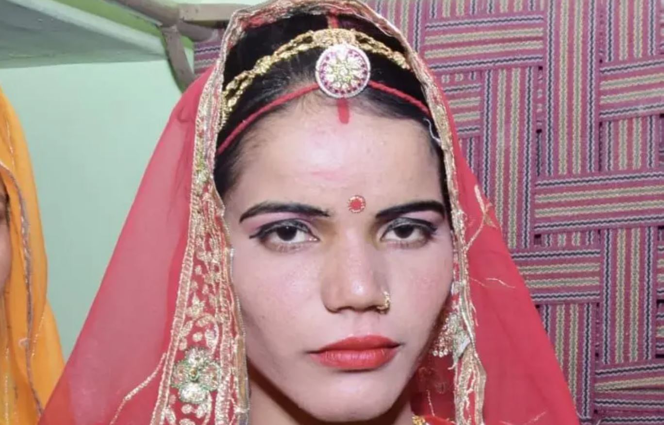Wife murdered by crushing her head with stones, then called home and said - I am sitting near the dead body