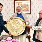 Governor Mishra met PM Modi, presented a picture of Ganesha made of enamel on marble.