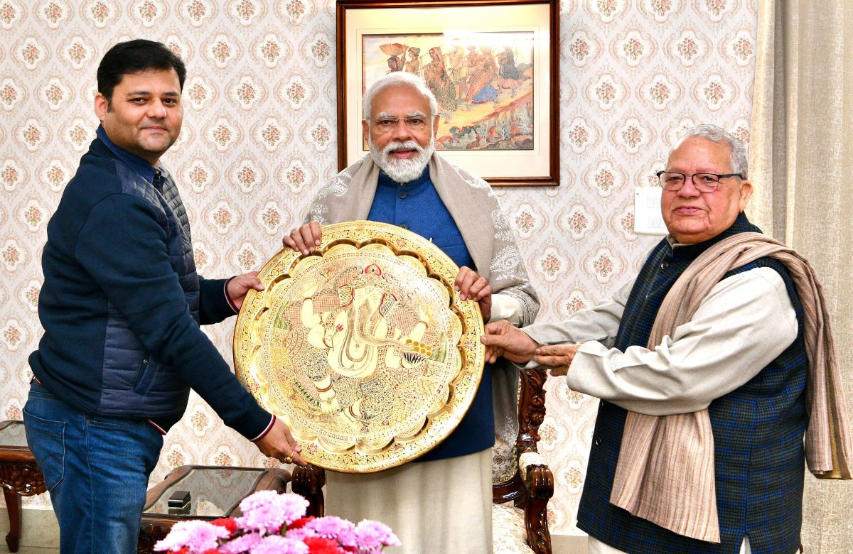Governor Mishra met PM Modi, presented a picture of Ganesha made of enamel on marble.