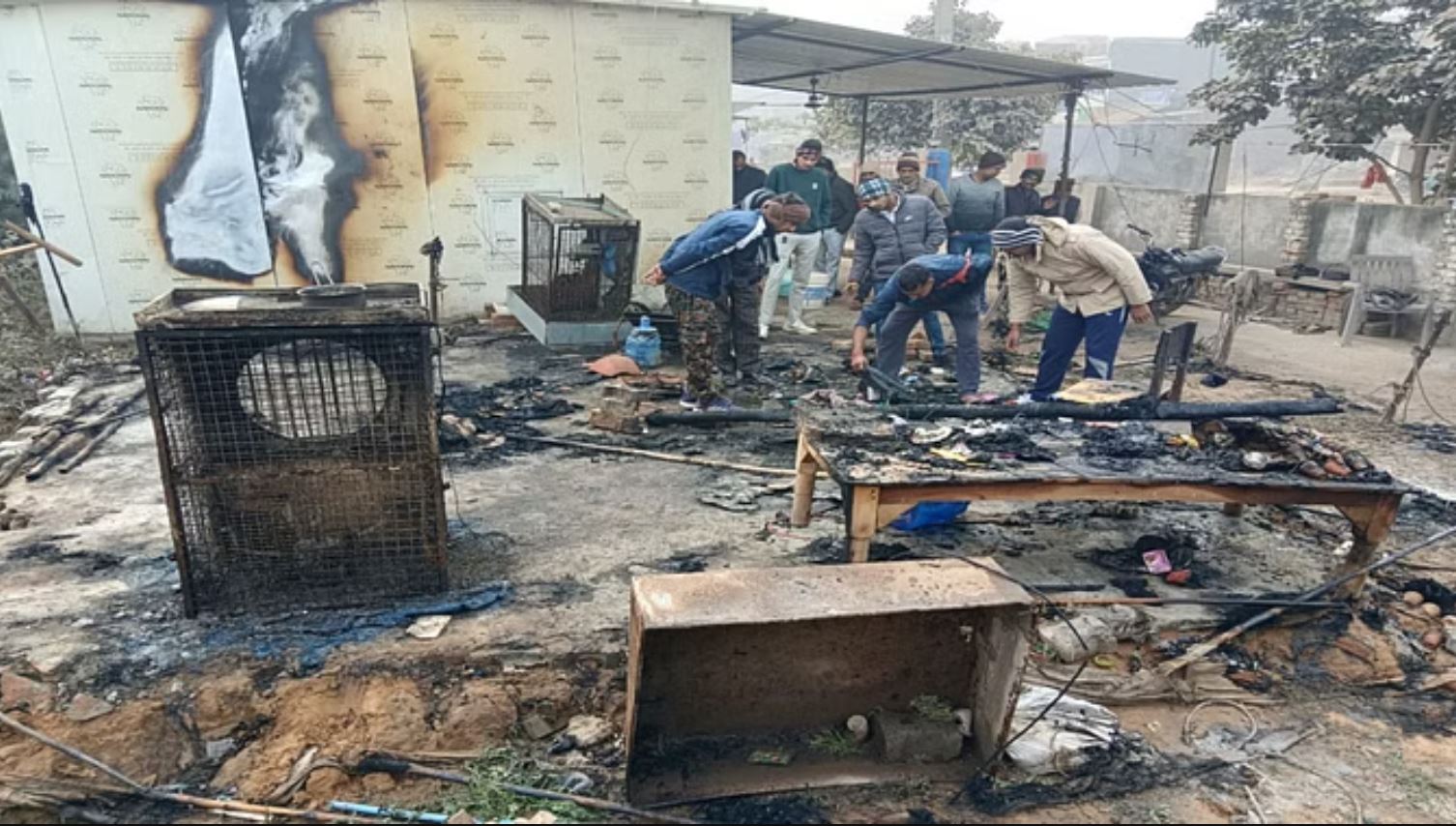 Police post became a ball of fire, two constables ran out and saved their lives.