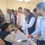 BJP members clashed with each other in the Panchayat Samiti meeting, Taleda Pradhan Raipuriya was accused of taking commission.