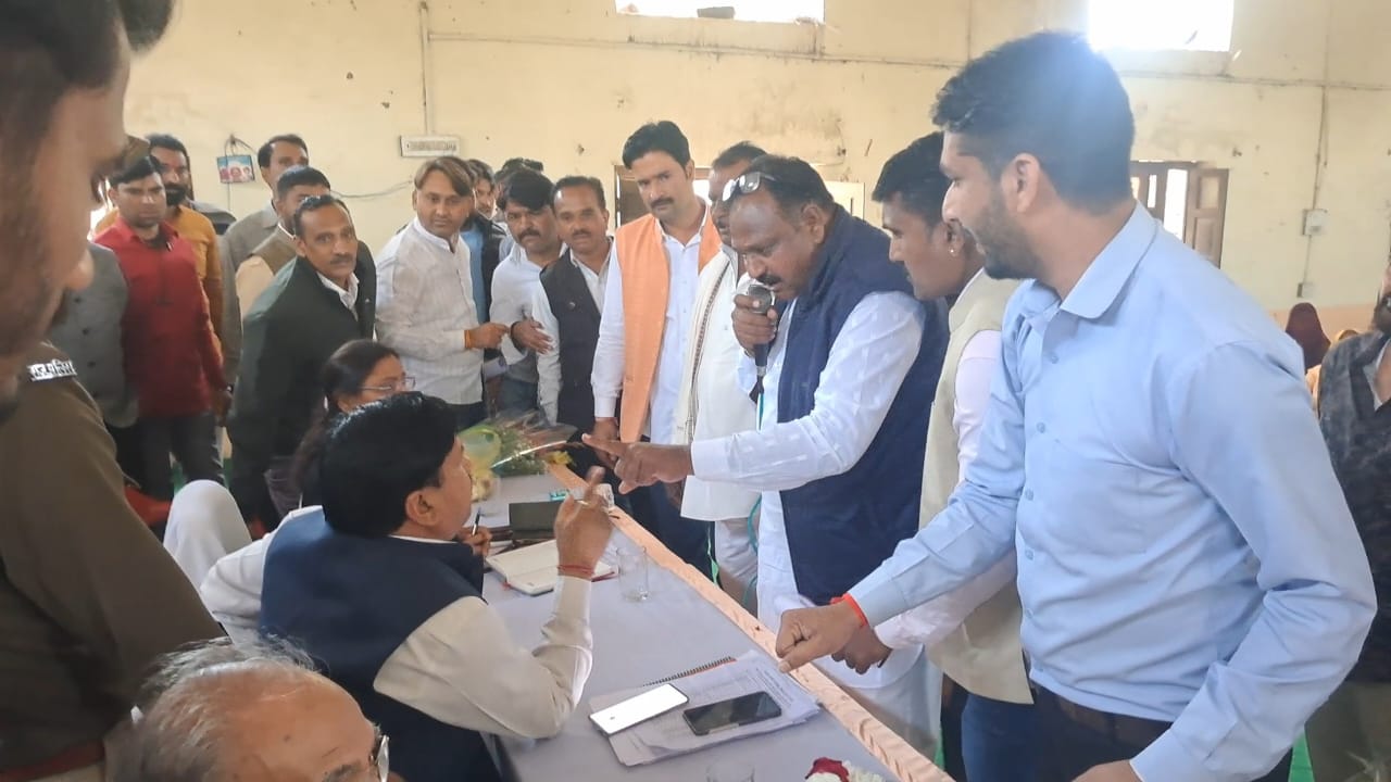 BJP members clashed with each other in the Panchayat Samiti meeting, Taleda Pradhan Raipuriya was accused of taking commission.