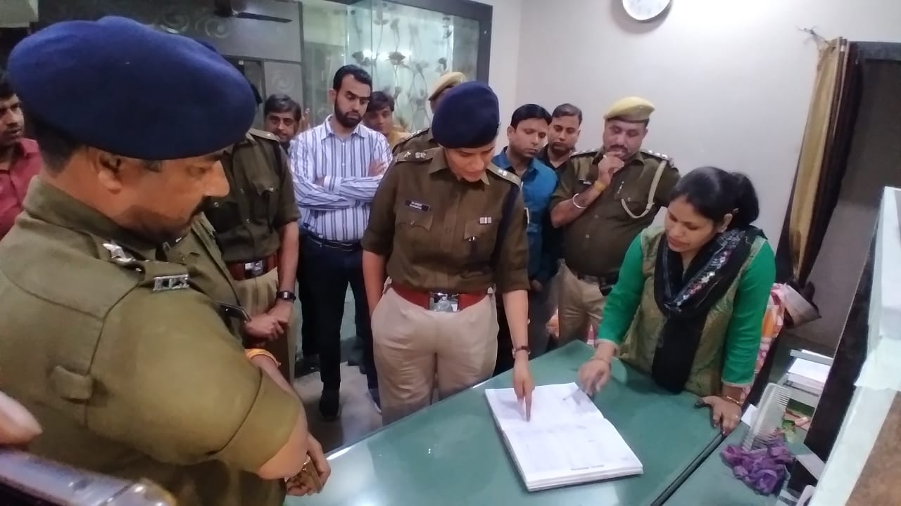 Kota City SP Dr. Amrita Duhan conducted late night class for hostel residents, talked to coaching students.