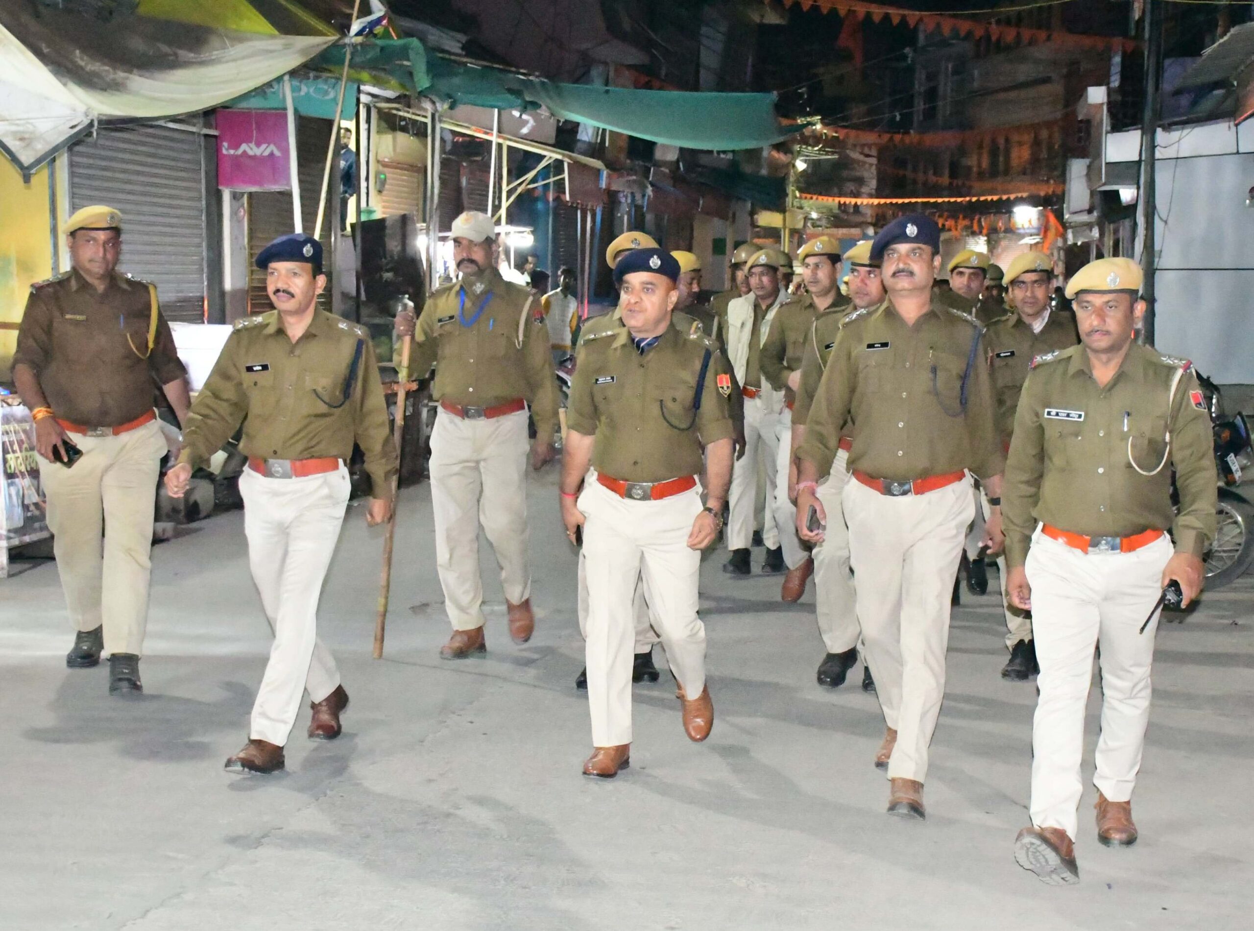 SP Hanuman Prasad toured the city on foot and took stock of the security arrangements, interacted with the common people.