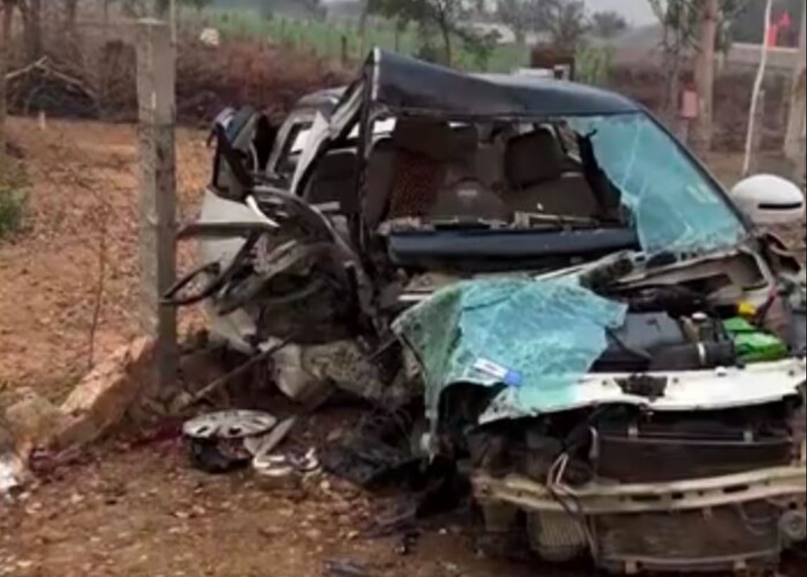 Three brothers of the bride died tragically before the wedding, speeding Swift car collided with a pole.