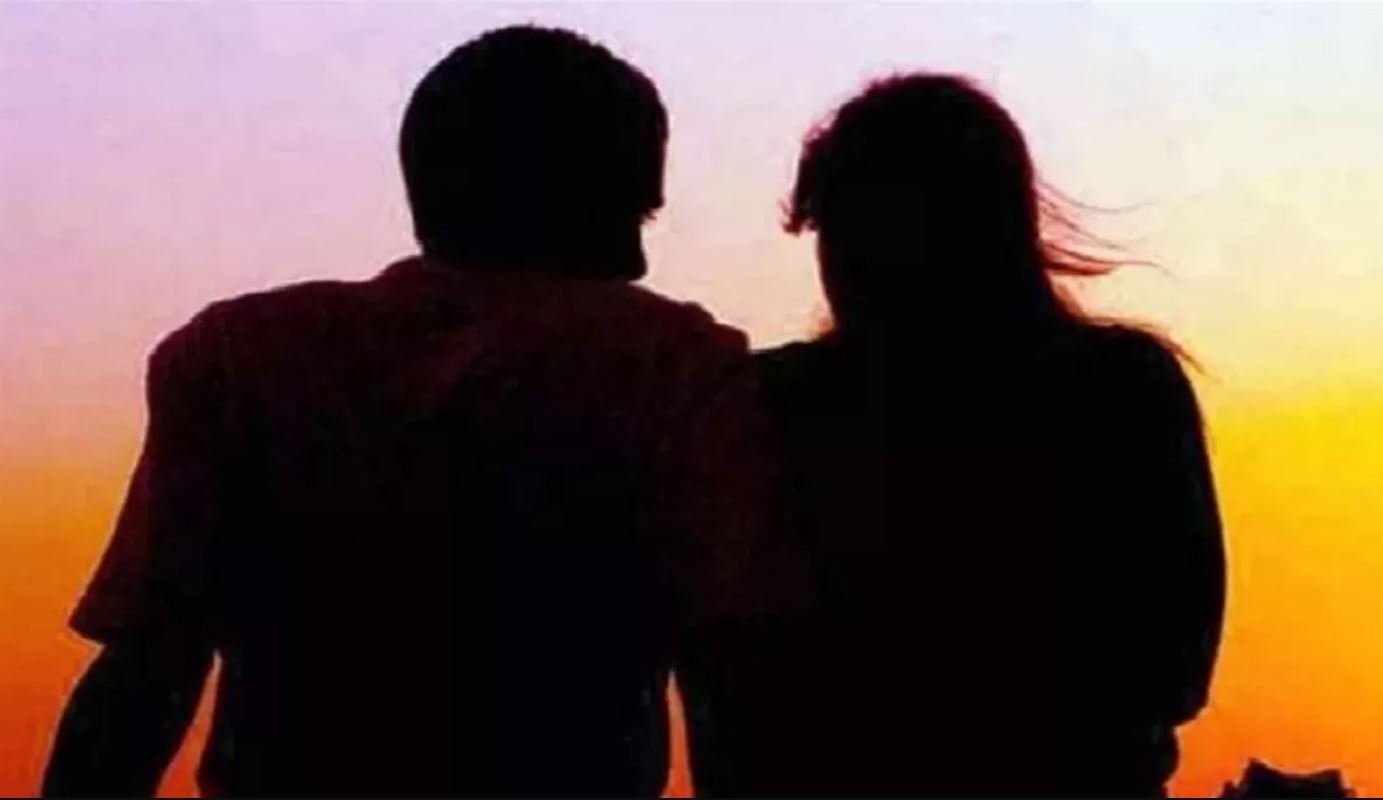 Grandfather kept waiting outside the examination center, granddaughter ran away with her lover!