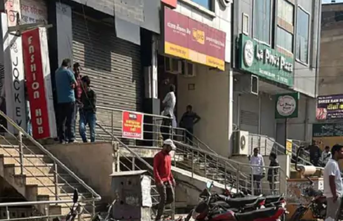 Robbery attempt in Jaipur's PNB bank, masked criminals entered with weapons, cashier shot