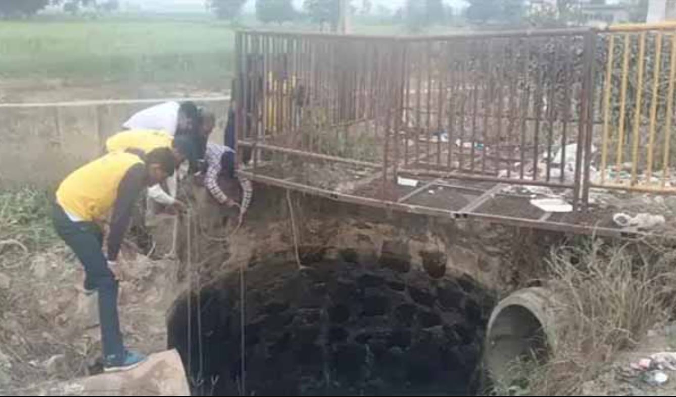 Alwar: Sensation spread in the area after three dead bodies were found in a well, a woman and two children were found with their hands and legs tied.